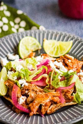  ¡Cochinita Pibil: Una explosión de sabor yucateco envuelta en una suave cama de achiote!