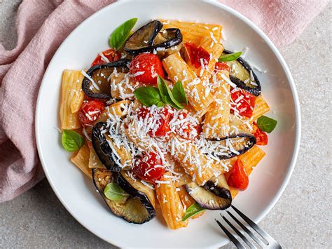  Pasta alla Norma: ¡Una Sinfonía de Sabores Sicilianos con Berberechos y Queso de Oveja!