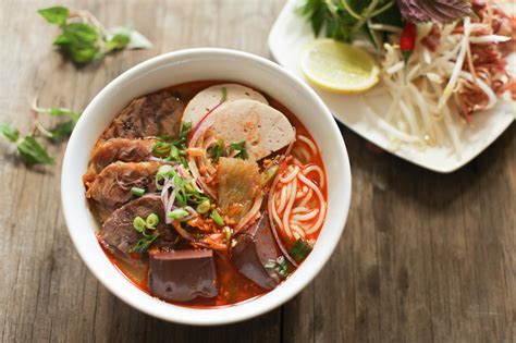  Bún Cá: ¡Un festín de sabores frescos y picantes que te transportará directamente a la costa de U Minh Thảo!