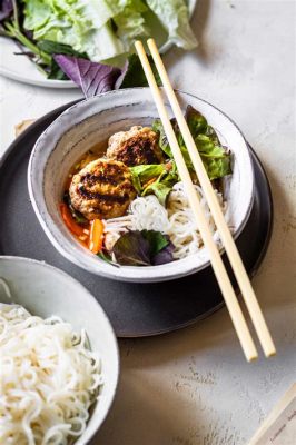  Bún Chả: Un Plato Delicioso Que Mezcla La Frescura De Las Verduras Con El Sabor Ahumado de la Carne Asada!