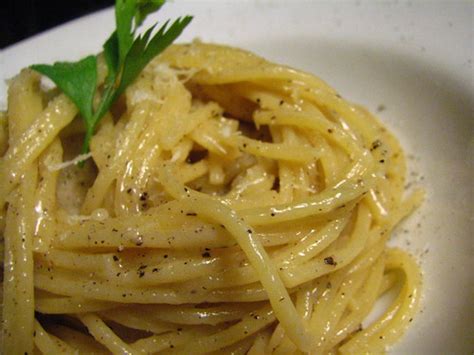  Cacio e Pepe: Una explosión de sabor picante y cremoso en la cuna de la cocina romana