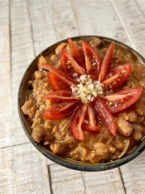  Ful Medames: Un delicioso plato vegano repleto de sabores terrosos y especias aromáticas que te transportarán a las calles vibrantes de Luxor!