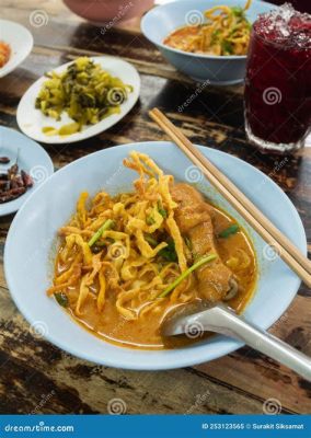  Khao Soi ¡Una Sinfonía de Sabores Picantes y Cremosos en Chiang Mai!