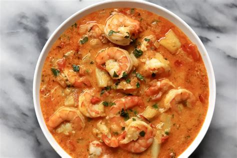  Moqueca de Camarão: ¡Un festín de sabores marinos en una explosión de colores tropicales!