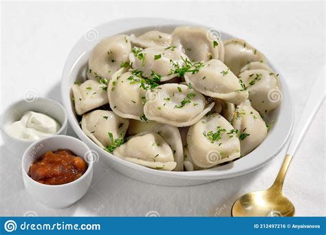  Pelmeni: ¡Un festín de carne jugosa envuelto en una fina capa de pasta!