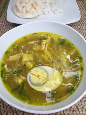  Soto Ayam! Un delicioso caldo de pollo picante con un toque especiado que te dejará pidiendo más