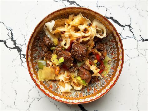  Spicy Cumin Noodles: Una explosión picante que te transportará a las calles bulliciosas de Yibin